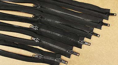 Fermetures à glissière injectées séparables modifiables