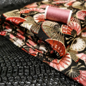 🇯🇵 Que pensez-vous de ce jacquard d'inspiration japonaise ?

😍 On adore ses petits éventails pour décorer coussins, chaises et tête de lit !

👉🏻 69% Polyester 31% Coton 281grs/m²
Largeur : 1m40

🗾⛩️🎎

#tissus #tissusaddict #jacquard #jacquardproducts #jacquardfabric #tissujacquard #tissustissé #japon #eventail #manga #traditionjaponaise #geisha #deco #decorationinterieur #coussin #siege #chaise #refection #restauration #decoration #retapisser #fauteuil #canape #instacouture #ameublement